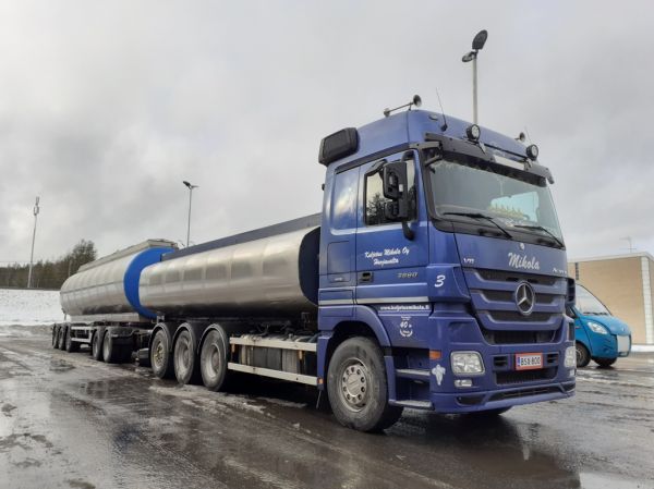 Kuljetus Mikolan MB 2660 Actros
Kuljetus Mikola Ky:n MB 2660 Actros säiliöyhdistelmä.
Avainsanat: Mikola MB 2660 Actros Shell Hirvaskangas