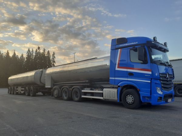 Kuljetus Mikolan MB 3553 Actros 
Kuljetus Mikola Ky:n MB 3553 Actros säiliöyhdistelmä.
Avainsanat: Mikola MB 3553 Actros ABC Hirvaskangas 6