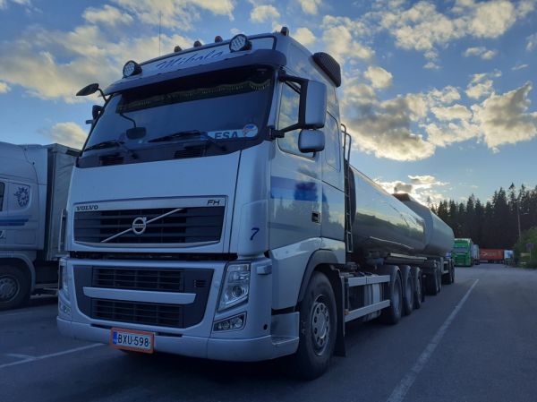 Kuljetus Mikolan Volvo FH
Kuljetus Mikola Ky:n Volvo FH säiliöyhdistelmä.
Avainsanat: Mikola Volvo FH ABC Hirvaskangas 7