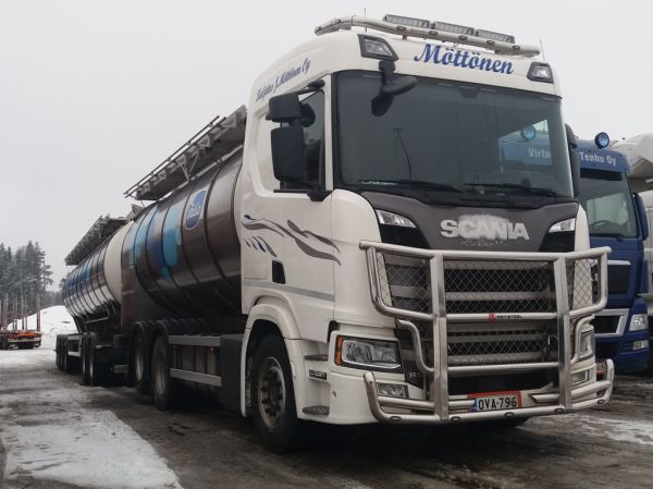 Kuljetus J Möttösen Scania R520
Valion ajossa oleva Kuljetus J Möttönen Oy:n Scania R520 säiliöyhdistelmä.
Avainsanat: Valio Möttönen Scania R520 ABC Hirvaskangas