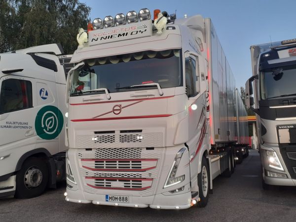 Kuljetus N Niemen Volvo FH
Kuljetus N Niemi Oy:n Volvo FH täysperävaunuyhdistelmä.
Avainsanat: Schenker Niemi Volvo FH Shell Hirvaskangas