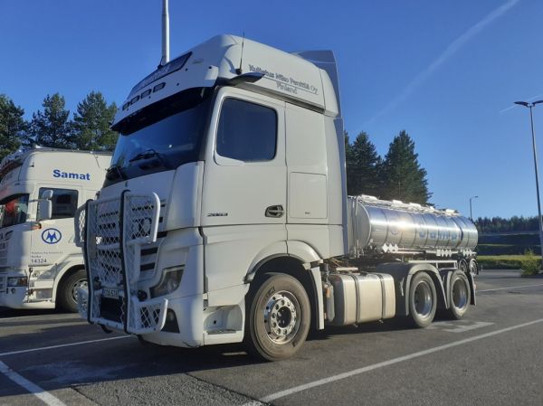 Kuljetus N Penttilän MB 2863 Actros
Kuljetus N Penttilä Oy:n MB 2863 Actros rekkaveturi.
Avainsanat: Penttilä MB 2863 Actros Shell Hirvaskangas