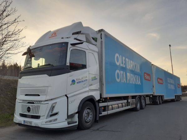 Kuljetus M Niskalan Volvo FH500
Kuljetus M Niskala Oy:n Volvo FH500 täysperävaunuyhdistelmä.
Avainsanat: Niskala Kesko Pirkka Volvo FH500 ABC Hirvaskangas Kaasuauto