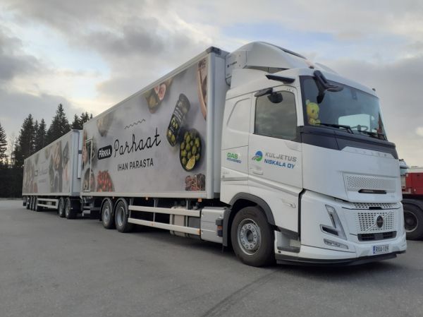 Kuljetus M Niskalan Volvo FH500
Kuljetus M Niskala Oy:n Volvo FH500 täysperävaunuyhdistelmä.
Avainsanat: Niskala Kesko Pirkka Volvo FH500 ABC Hirvaskangas Kaasuauto