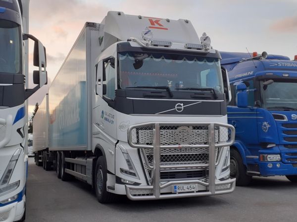 Kuljetus M Niskalan Volvo FH500
Kuljetus M Niskala Oy:n Volvo FH500 täysperävaunuyhdistelmä.
Avainsanat: Niskala Kesko Pirkka Volvo FH500 ABC Hirvaskangas