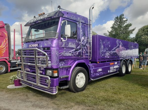 M Nukalan Scania 143H
M Nukalan Scania 143H "Lila Madonna" kuorma-auto.
Avainsanat: Nukala Scania 143H Lila Madonna Alahärmä25