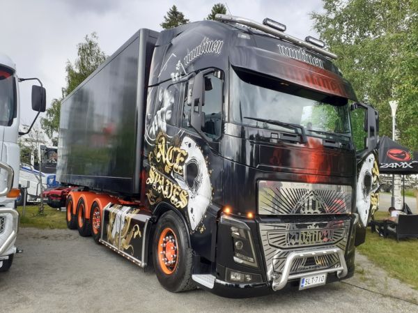 Klikkaa kuvaa nähdäksesi se täysikokoisena
==============
Kuljetus Nuutisen Volvo FH16
Kuljetus Nuutisen Volvo FH16 "Ace of Spades" vaihtolava-auto.
Avainsanat: Nuutinen Volvo FH16 Motörhead Ace Of Spades Lemmy Runni26 Kuljetus Nuutisen Volvo FH16
Kuljetus Nuutisen Volvo FH16 "Ace of Spades" vaihtolava-auto.
Avainsanat: Nuutinen Volvo FH16 Motörhead Ace Of Spades Lemmy Runni26