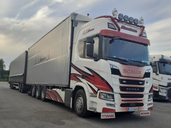 Kuljetus O.J. Niemisen Scania
Kuljetus O.J. Nieminen Oy:n Scania täysperävaunuyhdistelmä.
Avainsanat: Nieminen Scania ABC Hirvaskangas Matson