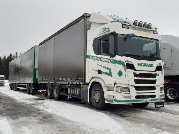 Kuljetus O.J. Niemisen Scania
Kuljetus O.J. Nieminen Oy:n Scania täysperävaunuyhdistelmä.
Avainsanat: Nieminen Scania ABC Hirvaskangas Movere