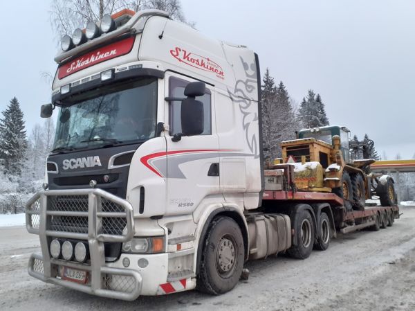 Kuljetus Oy S Koskisen Scania R560
Kuljetus Oy S Koskisen Scania R560 lavettiyhdistelmä.
Avainsanat: Koskinen Scania R560 Shell Hirvaskangas