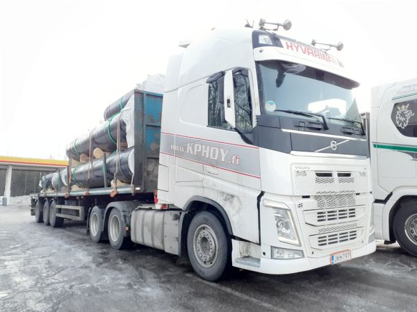 Kuljetus P Hyvärisen Volvo FH
Kuljetus P Hyvärinen Oy:n Volvo FH puoliperävaunuyhdistelmä.

Avainsanat: Hyvärinen KPHOY Volvo FH Shell Hirvaskangas