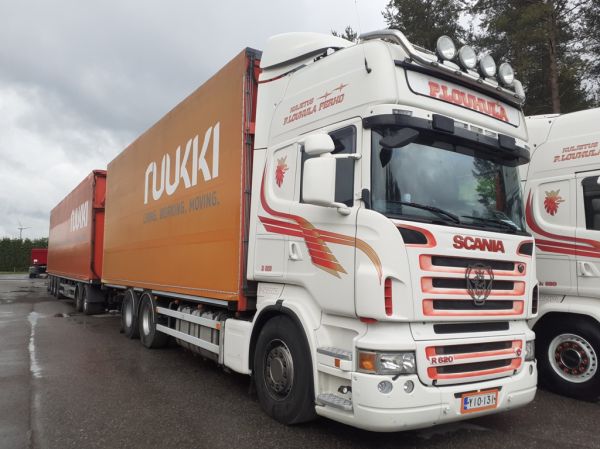 Kuljetus P Louhulan Scania R620
Kuljetus P Louhulan Scania R620 täysperävaunuyhdistelmä.
Avainsanat: Louhula Scania R620 Ruukki Perho25