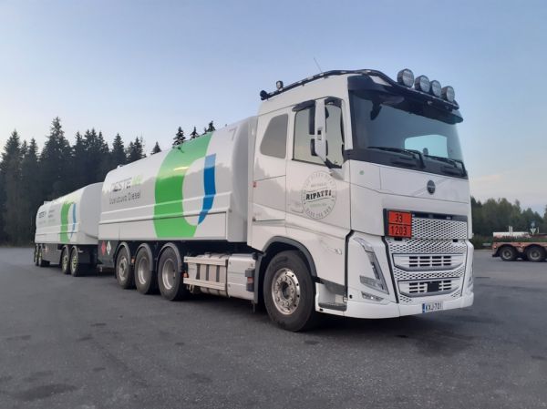 Kuljetus P Ripatin Volvo FH500
Nesteen ajossa oleva Kuljetus P Ripatti Oy:n Volvo FH500 säiliöyhdistelmä.
Avainsanat: Neste Ripatti Volvo FH500 ABC Hirvaskangas
