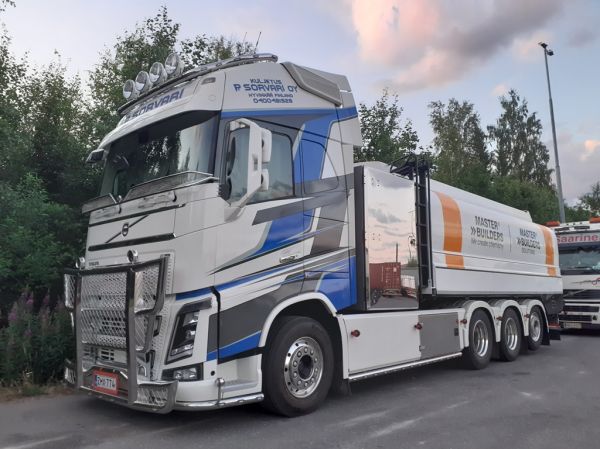 Kuljetus P Sorvarin Volvo FH16
Kuljetus P Sorvari Oy:n Volvo FH16 säiliöauto.
Avainsanat: Sorvari Volvo FH16 ABC Hirvaskangas