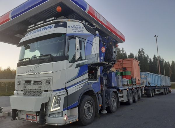 Kuljetus P Sorvarin Volvo FH
Kuljetus P Sorvari Oy:n nosturilla varustettu Volvo FH täysperävaunuyhdistelmä.
Avainsanat: Sorvari Volvo FH ABC Hirvaskangas Jape