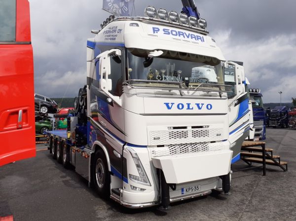 Kuljetus P Sorvarin Volvo FH
Kuljetus P Sorvari Oy:n nosturilla varustettu Volvo FH.
Avainsanat: Sorvari Volvo FH Himos22