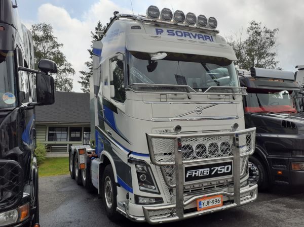 Kuljetus P Sorvarin Volvo FH16
Kuljetus P Sorvari Oy:n nosturilla varustettu Volvo FH16.
Avainsanat: Sorvari Volvo FH16 Mane Himos22 Criminaldivision