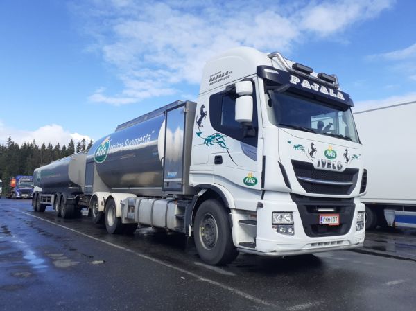 Kuljetus Pajalan Iveco 570
Arlan ajossa oleva Kuljetus Pajala Oy:n Iveco 570 säiliöyhdistelmä.
Avainsanat: Arla Pajala Iveco 570 ABC Hirvaskangas