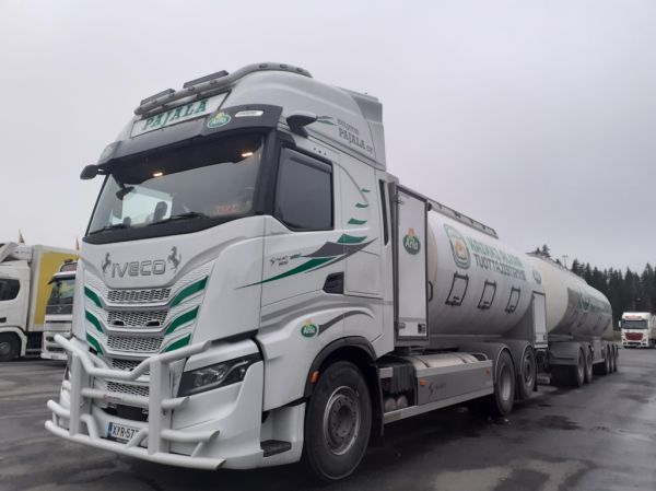 Klikkaa kuvaa nähdäksesi se täysikokoisena
==============
Kuljetus Pajalan Iveco S-Way 500
Arlan ajossa oleva Kuljetus Pajala Oy:n Iveco S-Way 500 säiliöyhdistelmä.
Avainsanat: Arla Pajala Iveco S-Way 500 ABC Hirvaskangas Jare Kaasuauto Kuljetus Pajalan Iveco S-Way 500
Arlan ajossa oleva Kuljetus Pajala Oy:n Iveco S-Way 500 säiliöyhdistelmä.
Avainsanat: Arla Pajala Iveco S-Way 500 ABC Hirvaskangas Jare Kaasuauto