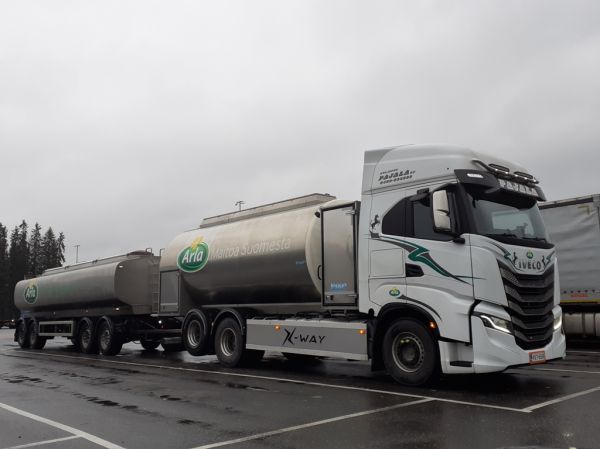 Kuljetus Pajalan Iveco X-Way
Arlan ajossa oleva Kuljetus Pajala Oy:n Iveco X-Way säiliöyhdistelmä.
Avainsanat: Arla Pajala Iveco X-Way ABC Hirvaskangas
