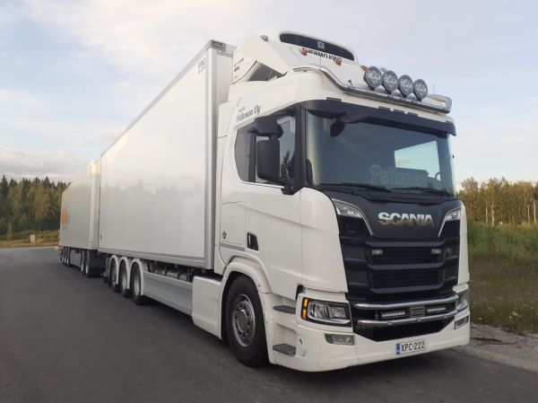 Kuljetus Peltosen Scania R650
Kuljetus Peltonen Oy:n Scania R650 täysperävaunuyhdistelmä..
Avainsanat: Peltonen Scania R650 Hirvaskangas