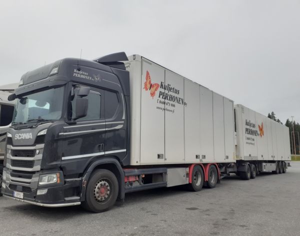Klikkaa kuvaa nähdäksesi se täysikokoisena
==============
Kuljetus Perhosen Scania R500
Kuljetus Perhonen Oy:n Scania R500 täysperävaunuyhdistelmä.
Avainsanat: Perhonen Scania R500 ABC Hirvaskangas 5 Kuljetus Perhosen Scania R500
Kuljetus Perhonen Oy:n Scania R500 täysperävaunuyhdistelmä.
Avainsanat: Perhonen Scania R500 ABC Hirvaskangas 5