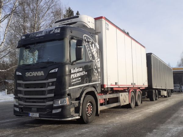 Kuljetus Perhosen Scania R540
Kuljetus Perhonen Oy:n Scania R540 täysperävaunuyhdistelmä.
Avainsanat: Perhonen Scania R540 ST1 Hirvaskangas