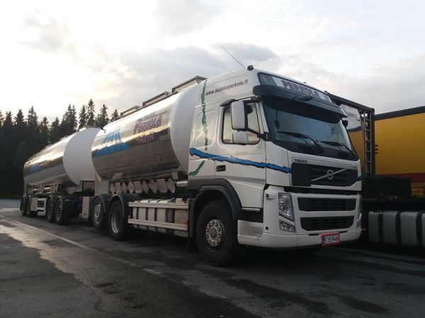 Kuljetus Perkolan Volvo FM
Kuljetus Perkolan Volvo FM säiliöyhdistelmä. 
Avainsanat: Perkola Volvo FM ABC Hirvaskangas