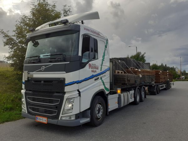 Kuljetus Perkolan Volvo FH500
Kuljetus Perkolan Volvo FH500 täysperävaunuyhdistelmä.
Avainsanat: Perkola Volvo FH500 ABC Hirvaskangas Taimar Metsätöll