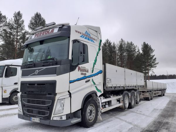 Kuljetus Perkolan Volvo FH500
Kuljetus Perkolan Volvo FH500 täysperävaunuyhdistelmä.
Avainsanat: Perkola Volvo FH500 Shell Hirvaskangas