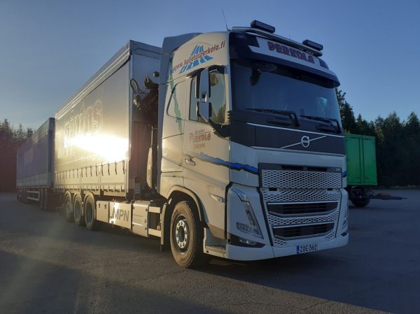 Kuljetus Perkolan Volvo FH540
Kuljetus Perkolan nosturilla varustettu Volvo FH540 täysperävaunuyhdistelmä.
Avainsanat: Kuljetus Perkolan Volvo FH540 ABC Hirvaskangas