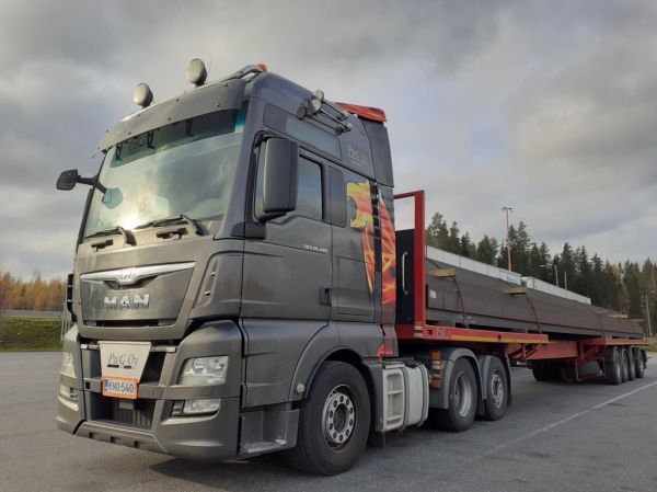 Kuljetus Pinewood Global Oy:n MAN TGX 26.480
Kuljetus Pinewood Global Oy:n MAN TGX 26.480 puoliperävaunuyhdistelmä.
Avainsanat: PwG PinewoodGlobal MAN TGX 26.480 ABC Hirvaskangas