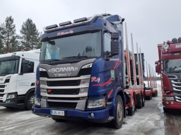 Kuljetus R Ikosen Scania R660XT
Kuljetus R Ikonen Oy:n Scania R660 XT puutavarayhdistelmä.
Avainsanat: Ikonen Scania R660XT Shell Hirvaskangas