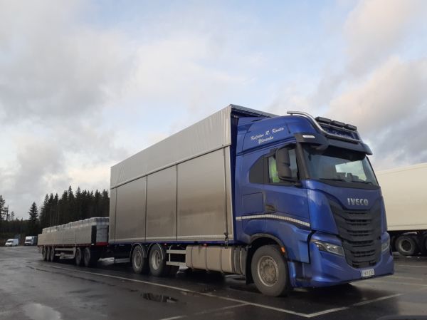 Kuljetus R Kontion Iveco
Kuljetus R Kontion Iveco täysperävaunuyhdistelmä.
Avainsanat: Kontio Iveco ABC Hirvaskangas