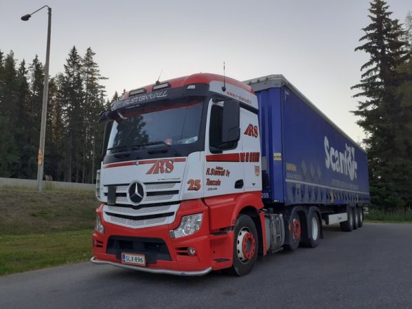 Kuljetus R Stenvallin MB 2545 Actros
Kuljetus R Stenvall Oy:n MB 2545 Actros puoliperävaunuyhdistelmä.
Avainsanat: Stenvall MB 2545 Actros ABC Hirvaskangas 25