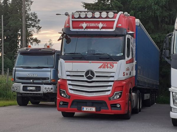 Kuljetus R Stenvallin MB Actros
Kuljetus R Stenvall Oy:n MB Actros puoliperävaunuyhdistelmä.
Avainsanat: Stenvall MB Actros ABC Hirvaskangas 5 Jani