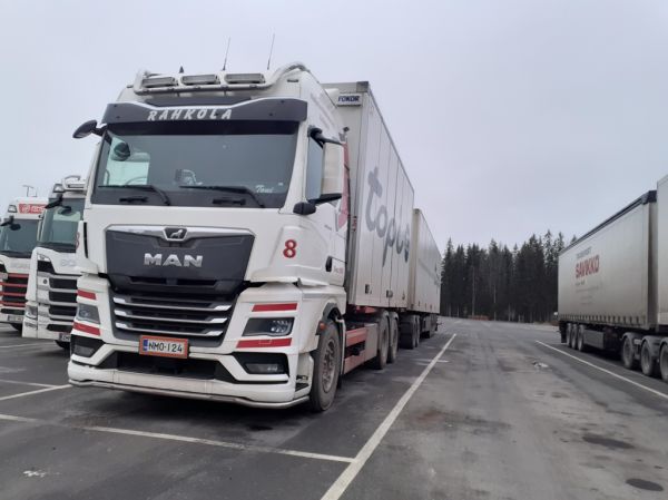 Kuljetus Rahkolan MAN TGX 26.510
Kuljetus Rahkola Oy:n MAN TGX 26.510 täysperävaunuyhdistelmä.

Avainsanat: Rahkola MAN TGX 26.510 ABC Hirvaskangas 8 Topi-keittiöt Toni