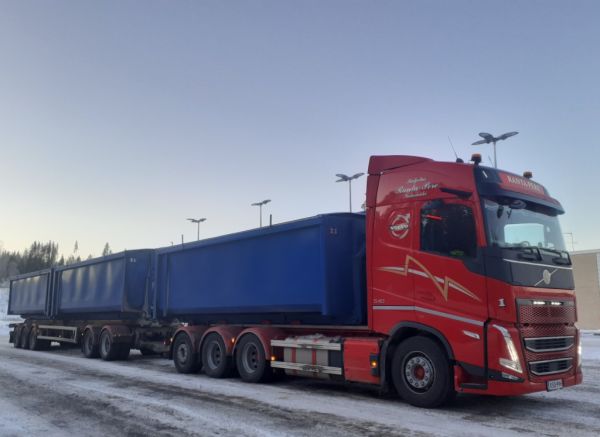 Klikkaa kuvaa nähdäksesi se täysikokoisena
==============
Kuljetus Ranta-Peren Volvo FH540
Kuljetus Ranta-Pere Ay:n Volvo FH540 täysperävaunuyhdistelmä.
Avainsanat: Ranta-Pere Volvo FH540 ST1 Hirvaskangas Kuljetus Ranta-Peren Volvo FH540
Kuljetus Ranta-Pere Ay:n Volvo FH540 täysperävaunuyhdistelmä.
Avainsanat: Ranta-Pere Volvo FH540 ST1 Hirvaskangas