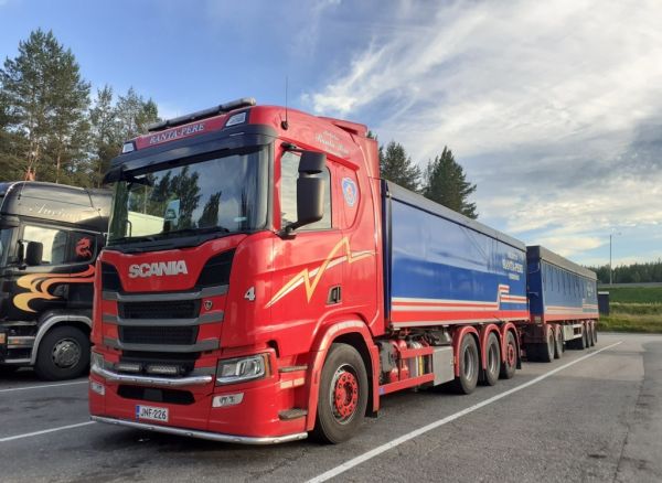 Kuljetus Ranta-Peren Scania 560R
Kuljetus Ranta-Pere Ay:n Scania 560R täysperävaunuyhdistelmä.
Avainsanat: Ranta-Pere Scania 560R ST1 Hirvaskangas 4