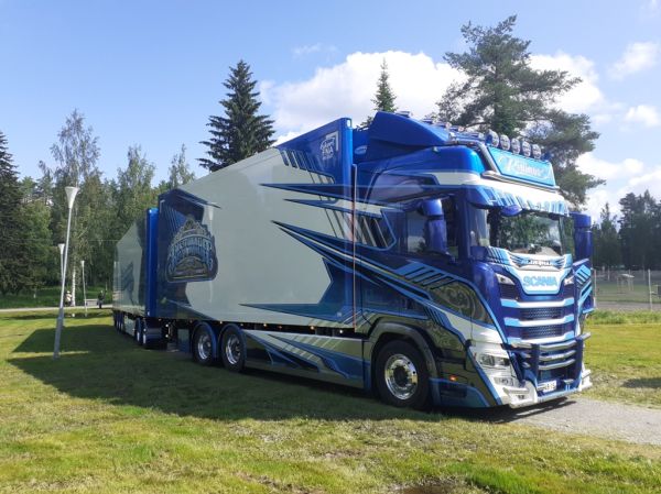 Kuljetus Ristimaan Scania R560
Kuljetus Ristimaa Oy:n Scania R560 "Blue Hawk" täysperävaunuyhdistelmä.
Avainsanat: Ristimaa Scania R560 Blue Hawk Runni25