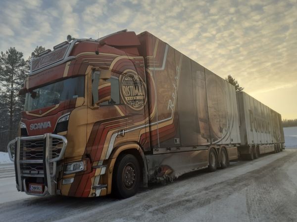 Kuljetus Ristimaan Scania R650
Kuljetus Ristimaa Oy:n Scania R650 "Pommac" täysperävaunuyhdistelmä.
Avainsanat: Ristimaa Scania R650 Retro Pommac Shell Hirvaskangas