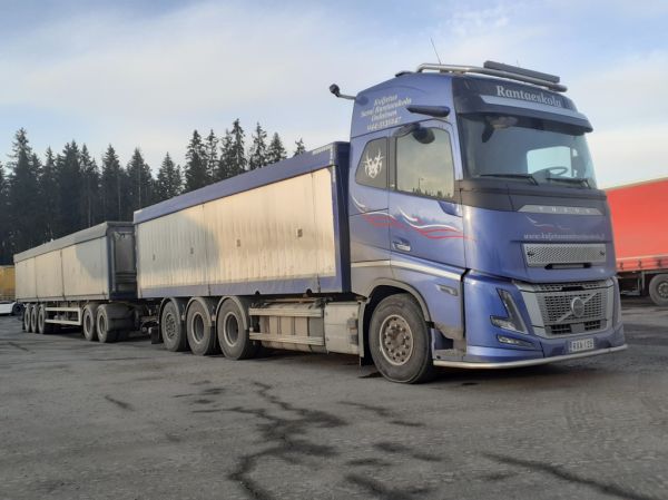 Kuljetus S Rantaeskolan Volvo FH16
Kuljetus S Rantaeskola Oy:n Volvo FH16 täysperävaunuyhdistelmä.
Avainsanat: Rantaeskola Volvo FH16 ABC Hirvaskangas