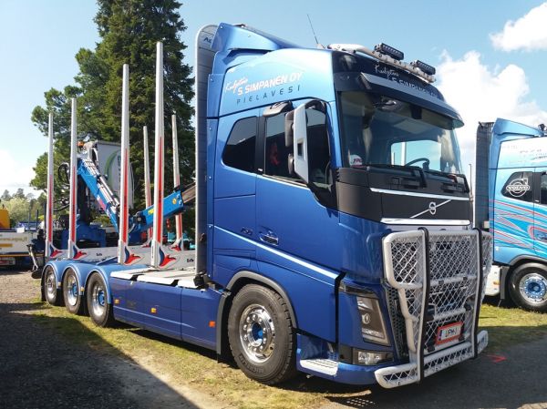 Kuljetus S Simpasen Volvo FH16
Kuljetus S Simpanen Oy:n Volvo FH16 puutavara-auto.
Avainsanat: Simpanen Volvo FH16 Viitasaari19