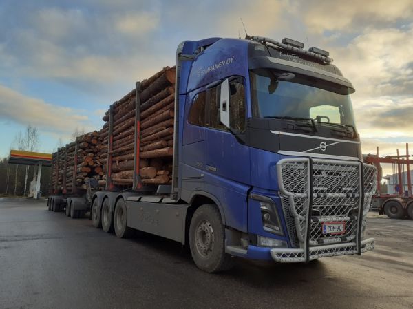 Kuljetus S Simpasen Volvo FH16 
Kuljetus S Simpanen Oy:n Volvo FH16 puutavarayhdistelmä. 
Avainsanat: Simpanen Volvo FH16 Shell Hirvaskangas