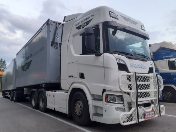 Kuljetus Säterin Scania
Kuljetus Säteri Oy:n Scania b-juna.
Avainsanat: Säteri Scania B-juna Shell Hirvaskangas