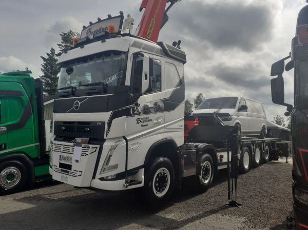 Kuljetus Seppäsen Volvo FH540
Kuljetus Seppänen Ay:n nosturilla varustettu Volvo FH540.
Avainsanat: Seppänen Volvo FH540 Himos26 Lauri