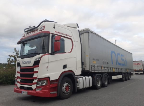 Kuljetus Silfverin Scania
Kuljetus Silfver Ky:n Scania puoliperävaunuyhdistelmä.
Avainsanat: Silfver Scania ABC Hirvaskangas NCS