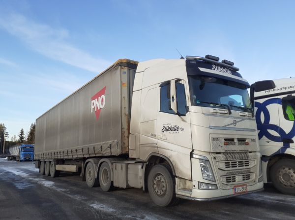 Kuljetus Silkkitien Volvo FH500
Kuljetus Silkkitie Oy:n Volvo FH500 puoliperävaunuyhdistelmä.
Avainsanat: Silkkitie Volvo FH500 ABC Hirvaskangas Töhö