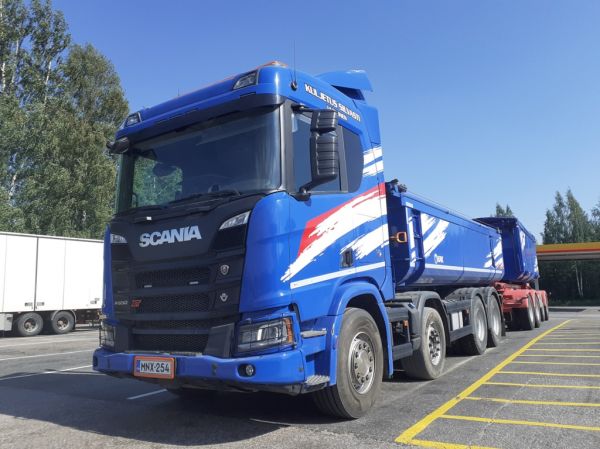 Kuljetus Silvastin Scania R650XT
Kuljetus Silvasti Oy:n Scania R650XT sorayhdistelmä.
Avainsanat: Silvasti Scania R650XT Shell Hirvaskangas