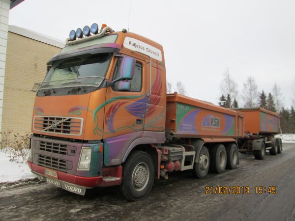 Kuljetus Silvastin Volvo FH500 
Keski-Suomen Kuljetus Oy:n ajossa oleva Kuljetus Silvastin Volvo FH500 sorayhdistelmä.
Avainsanat: KSK Silvasti Volvo FH500 Shell Hirvaskangas